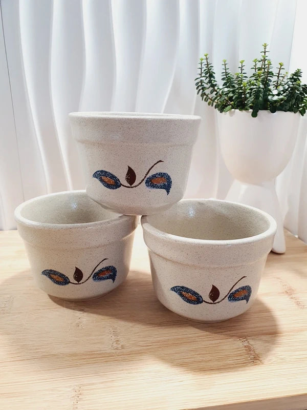 Lot de trois ramequins vintage en grès émaillé gris clair moucheté avec des motifs de feuilles bleu et marron, estampillés Sologne Faïence de Saint-Amand France, style campagne chic.