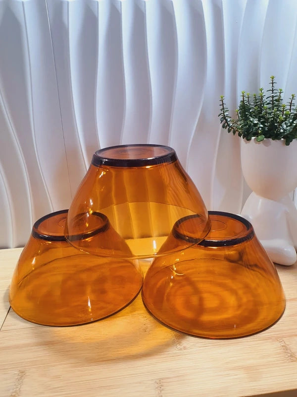 Trois bols en verre trempé ambré Duralex vintage des années 1970 de fabrication française, vaisselle rétro de couleur orange ambré / marron clair transparente.