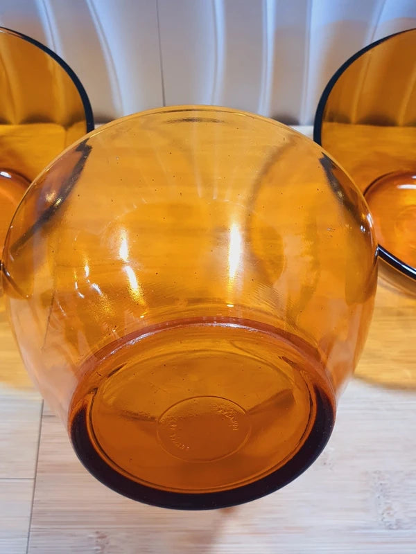 Trois bols en verre trempé ambré Duralex vintage des années 1970 de fabrication française, vaisselle rétro de couleur orange ambré / marron clair transparente.