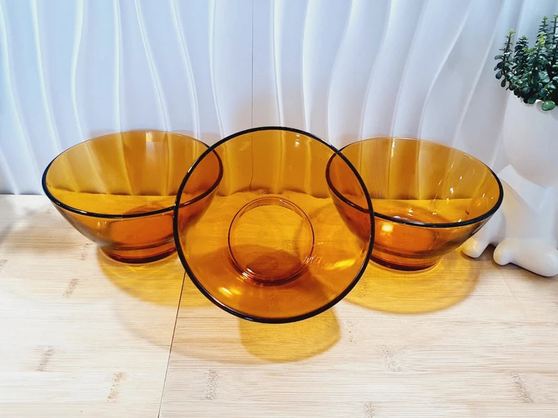 Trois bols en verre trempé ambré Duralex vintage des années 1970 de fabrication française, vaisselle rétro de couleur orange ambré / marron clair transparente.