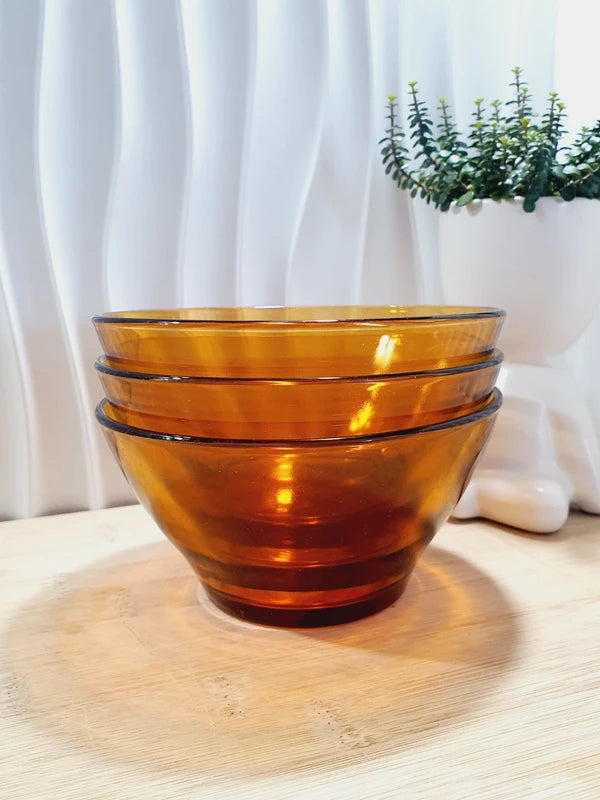 Trois bols en verre trempé ambré Duralex vintage des années 1970 de fabrication française, vaisselle rétro de couleur orange ambré / marron clair transparente.