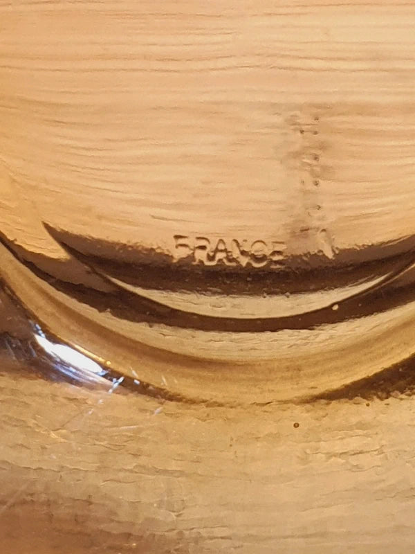 Bol écuelle à poignées latérales appelées oreilles en verre trempé ambré transparent, estampillé Vereco France, vaisselle de table rétro iconique des années 1970.