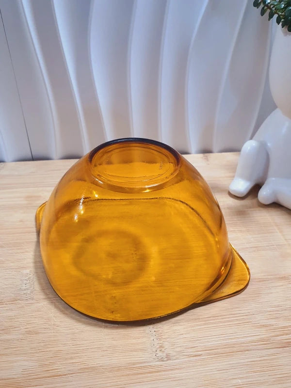 Bol écuelle à poignées latérales appelées oreilles en verre trempé ambré transparent, estampillé Vereco France, vaisselle de table rétro iconique des années 1970.