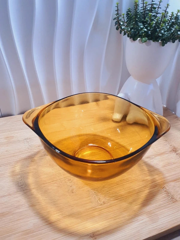 Bol écuelle à poignées latérales appelées oreilles en verre trempé ambré transparent, estampillé Vereco France, vaisselle de table rétro iconique des années 1970.