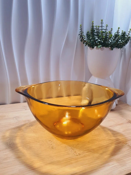 Bol écuelle à poignées latérales appelées oreilles en verre trempé ambré transparent, estampillé Vereco France, vaisselle de table rétro iconique des années 1970.