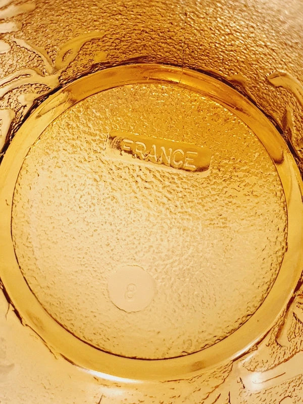 Service de tasses à café et sous-tasses assorties en verre trempé ambré transparent avec motifs de fleurs en relief et extérieur givré, marque Arcoroc France époque années 1970.