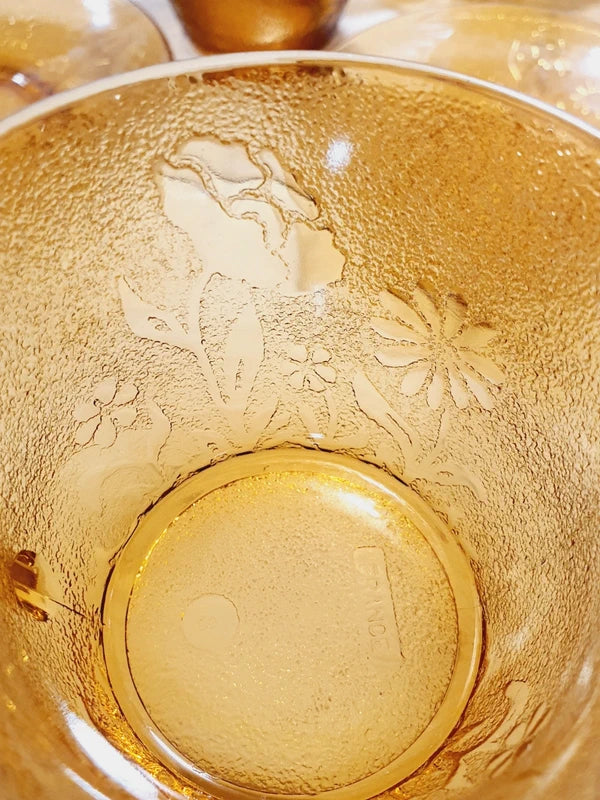 Service de tasses à café et sous-tasses assorties en verre trempé ambré transparent avec motifs de fleurs en relief et extérieur givré, marque Arcoroc France époque années 1970.