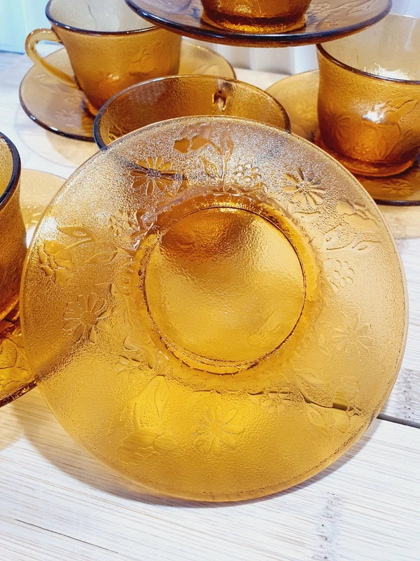 Service de tasses à café et sous-tasses assorties en verre trempé ambré transparent avec motifs de fleurs en relief et extérieur givré, marque Arcoroc France époque années 1970.