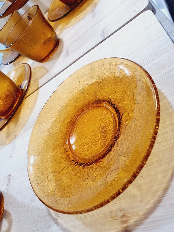 Service de tasses à café et sous-tasses assorties en verre trempé ambré transparent avec motifs de fleurs en relief et extérieur givré, marque Arcoroc France époque années 1970.