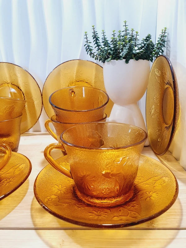Service de tasses à café et sous-tasses assorties en verre trempé ambré transparent avec motifs de fleurs en relief et extérieur givré, marque Arcoroc France époque années 1970.