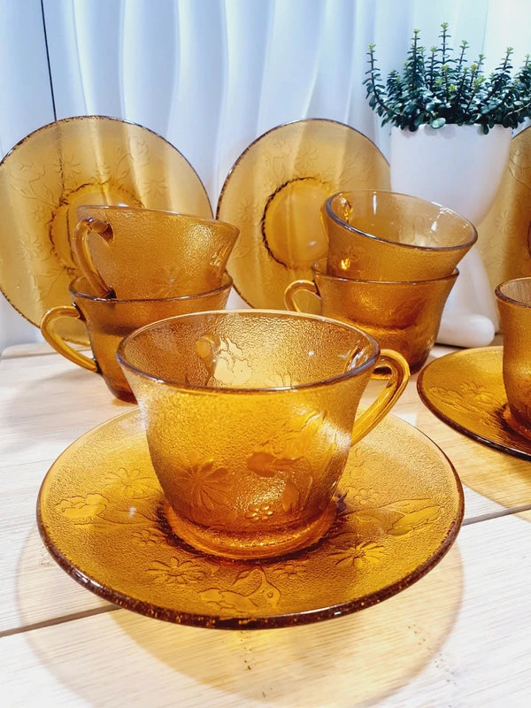 Service de tasses à café et sous-tasses assorties en verre trempé ambré transparent avec motifs de fleurs en relief et extérieur givré, marque Arcoroc France époque années 1970.