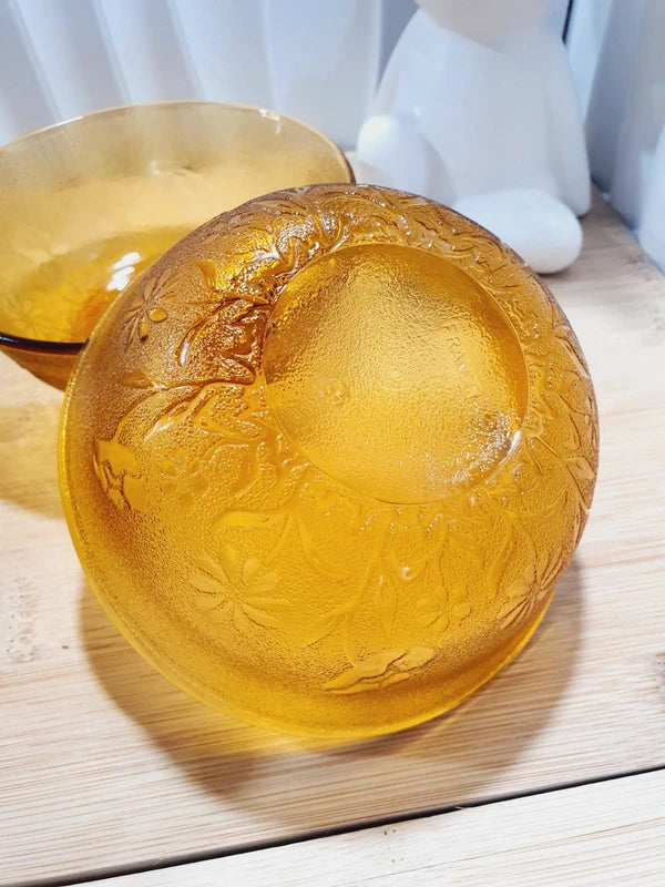 Lot de cinq coupelles petits bols en verre trempé ambré transparent avec motifs de fleurs et marguerites en relief sur l'extérieur texturé givré, marque Arcoroc France époque années 1970.