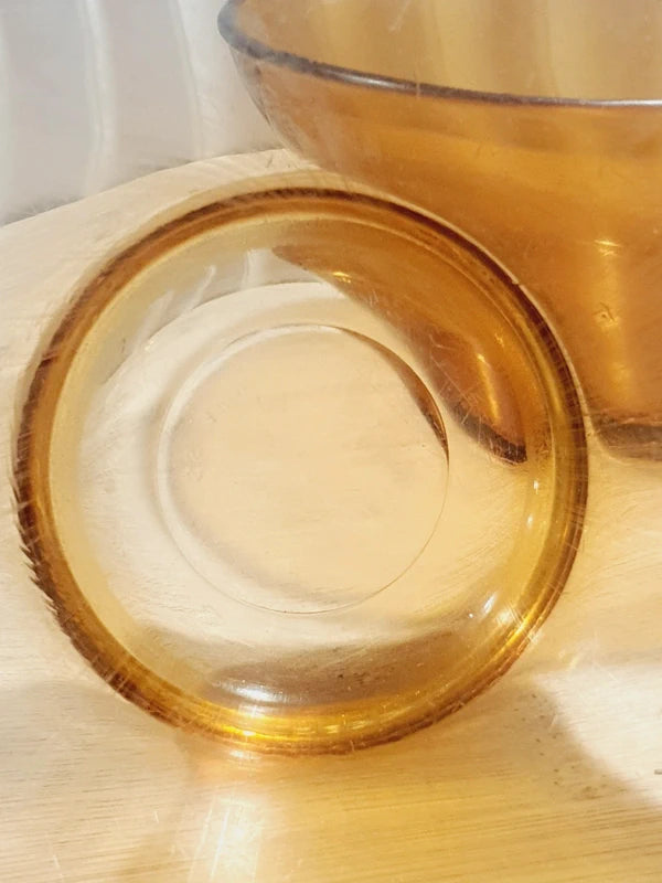 Deux bols en verre trempé de couleur ambrée transparente de la marque Vereco France datant des années 1970, vaisselle vintage d'époque pour la table ou la décoration rustique.