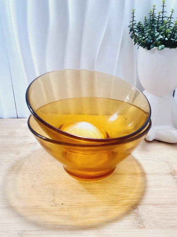 Deux bols en verre trempé de couleur ambrée transparente de la marque Vereco France datant des années 1970, vaisselle vintage d'époque pour la table ou la décoration rustique.