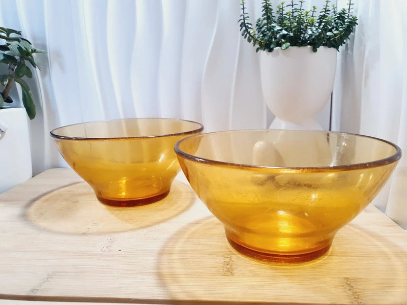 Deux bols en verre trempé de couleur ambrée transparente de la marque Vereco France datant des années 1970, vaisselle vintage d'époque pour la table ou la décoration rustique.