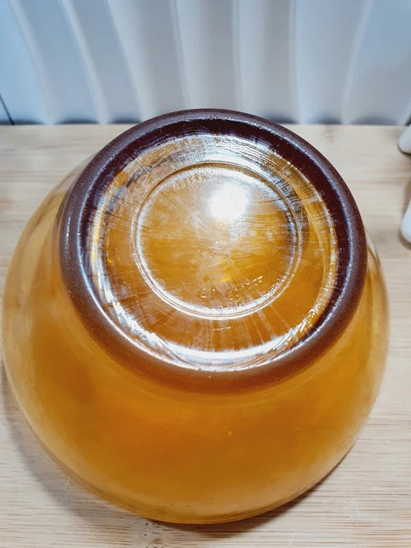 Deux bols en verre trempé de couleur ambrée transparente de la marque Vereco France datant des années 1970, vaisselle vintage d'époque pour la table ou la décoration rustique.