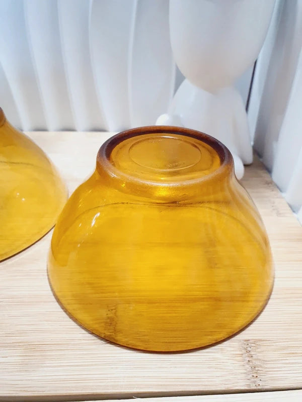 Deux bols en verre trempé de couleur ambrée transparente de la marque Vereco France datant des années 1970, vaisselle vintage d'époque pour la table ou la décoration rustique.