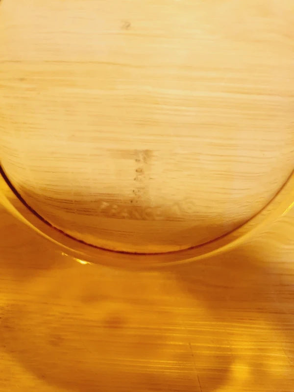Tasse haute de forme gobelet sans anse et sa sous-tasse assortie en verre trempé de couleur ambrée transparente, de la marque Duralex France époque années 1970.
