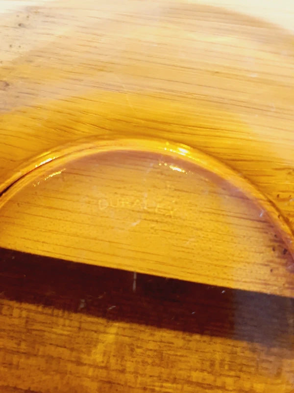 Tasse haute de forme gobelet sans anse et sa sous-tasse assortie en verre trempé de couleur ambrée transparente, de la marque Duralex France époque années 1970.