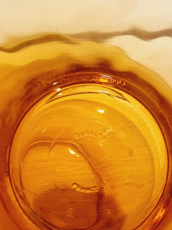 Tasse haute de forme gobelet sans anse et sa sous-tasse assortie en verre trempé de couleur ambrée transparente, de la marque Duralex France époque années 1970.