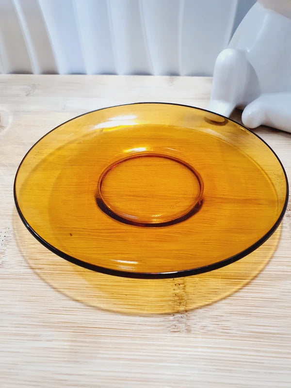 Tasse haute de forme gobelet sans anse et sa sous-tasse assortie en verre trempé de couleur ambrée transparente, de la marque Duralex France époque années 1970.
