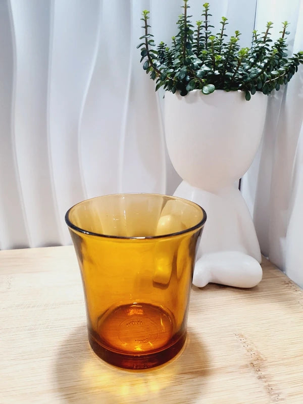 Tasse haute de forme gobelet sans anse et sa sous-tasse assortie en verre trempé de couleur ambrée transparente, de la marque Duralex France époque années 1970.