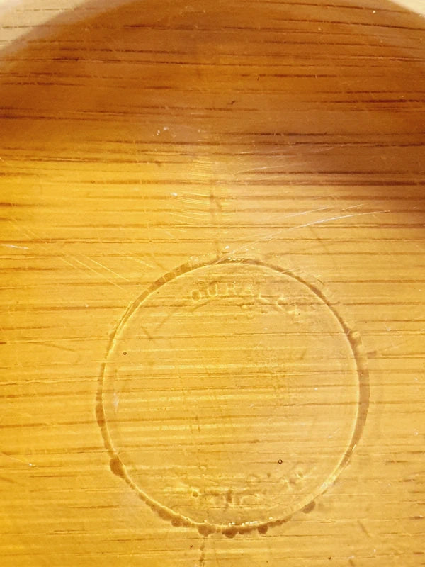 Lot de trois petits bols coupelles en verre trempé de couleur ambrée transparente, vaisselle de table de style pop épuré d'époque des années 1970 pour la décoration.