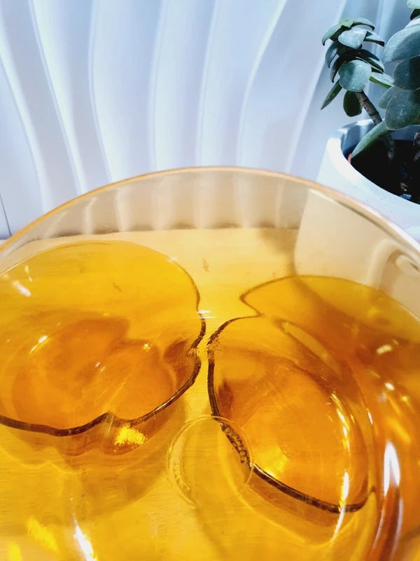 Lot de trois petits bols coupelles en verre trempé de couleur ambrée transparente, vaisselle de table de style pop épuré d'époque des années 1970 pour la décoration.
