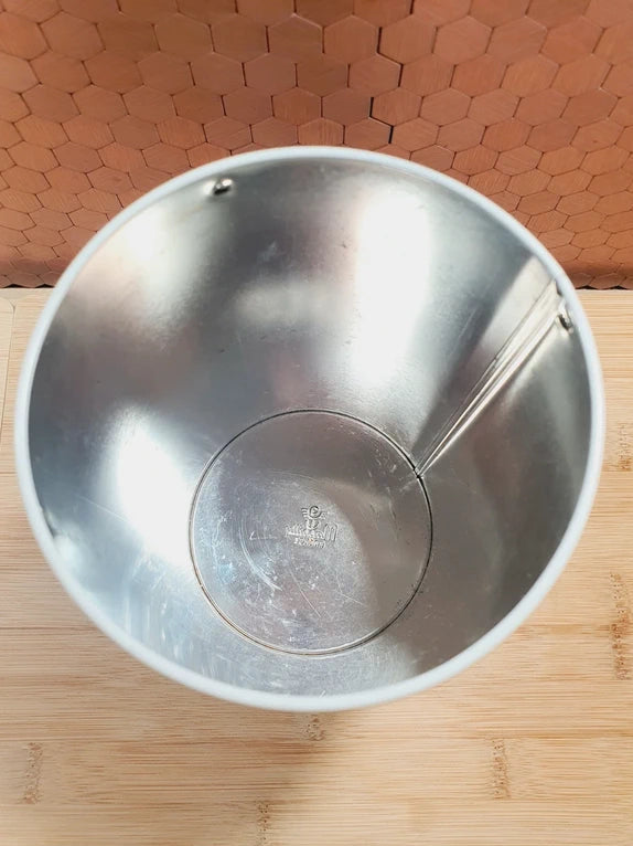 Lot de deux anciennes boîtes à biscuits cylindriques en métal lithographié de l'univers de l'héroïne de livres Martine, illustrations de Marcel Marlier datant des années 1990, parfaites pour le rangement décoratif de la chambre d'enfant.