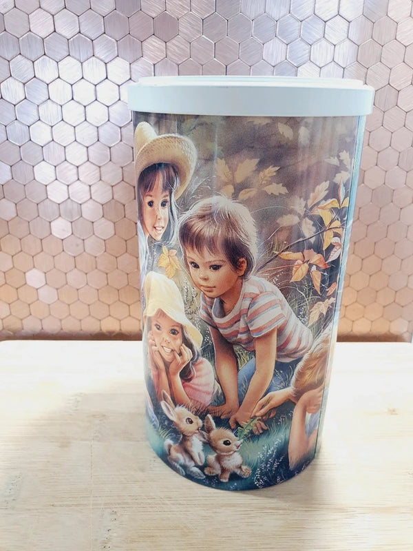 Lot de deux anciennes boîtes à biscuits cylindriques en métal lithographié de l'univers de l'héroïne de livres Martine, illustrations de Marcel Marlier datant des années 1990, parfaites pour le rangement décoratif de la chambre d'enfant.