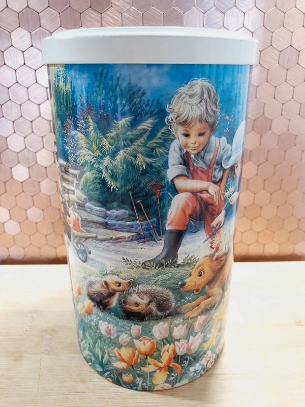 Lot de deux anciennes boîtes à biscuits cylindriques en métal lithographié de l'univers de l'héroïne de livres Martine, illustrations de Marcel Marlier datant des années 1990, parfaites pour le rangement décoratif de la chambre d'enfant.