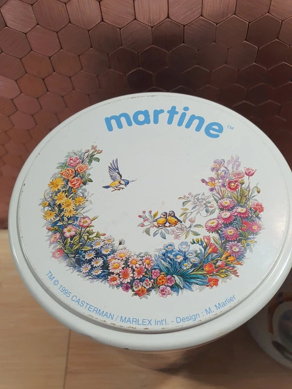 Lot de deux anciennes boîtes à biscuits cylindriques en métal lithographié de l'univers de l'héroïne de livres Martine, illustrations de Marcel Marlier datant des années 1990, parfaites pour le rangement décoratif de la chambre d'enfant.