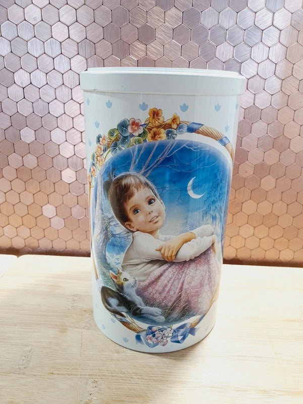 Lot de deux anciennes boîtes à biscuits cylindriques en métal lithographié de l'univers de l'héroïne de livres Martine, illustrations de Marcel Marlier datant des années 1990, parfaites pour le rangement décoratif de la chambre d'enfant.