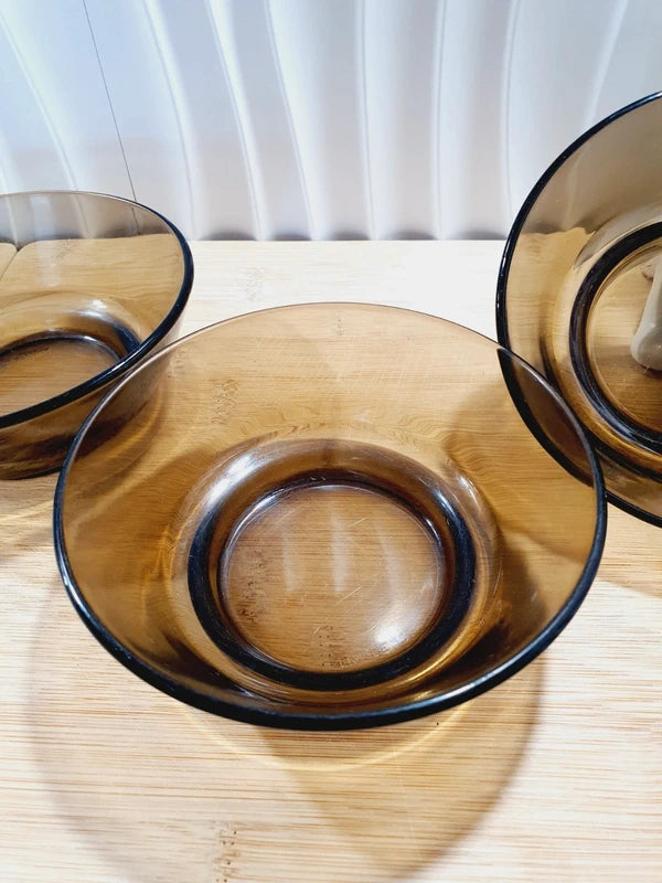 Lot de trois petits bols coupelles empilables en verre épais teinté fumé marron transparent, de la marque Vereco France époque années 1970 pour la table ou la décoration.