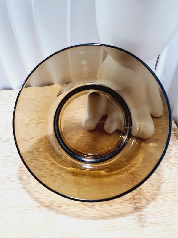 Lot de trois petits bols coupelles empilables en verre épais teinté fumé marron transparent, de la marque Vereco France époque années 1970 pour la table ou la décoration.