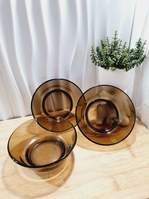 Lot de trois petits bols coupelles empilables en verre épais teinté fumé marron transparent, de la marque Vereco France époque années 1970 pour la table ou la décoration.