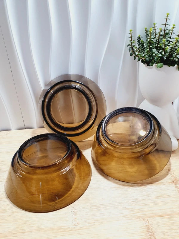 Lot de trois petits bols coupelles empilables en verre épais teinté fumé marron transparent, de la marque Vereco France époque années 1970 pour la table ou la décoration.