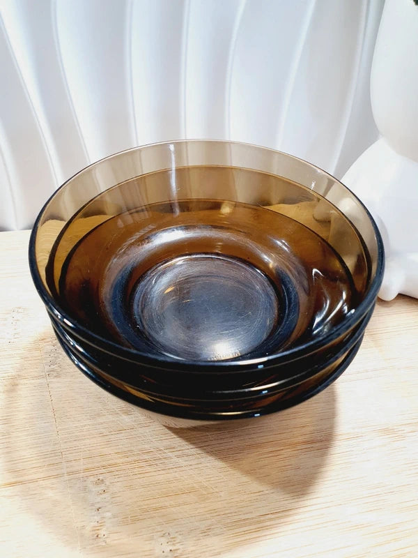Lot de trois petits bols coupelles empilables en verre épais teinté fumé marron transparent, de la marque Vereco France époque années 1970 pour la table ou la décoration.