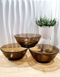 Lot de trois petits bols coupelles empilables en verre épais teinté fumé marron transparent, de la marque Vereco France époque années 1970 pour la table ou la décoration.