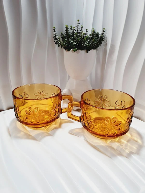 Lot de six tasses à café espresso empilables en verre trempé ambré transparent, ornées d'un motif de fleurs marguerites "Daisy" moulé en relief, marque Vereco France époque années 1970.