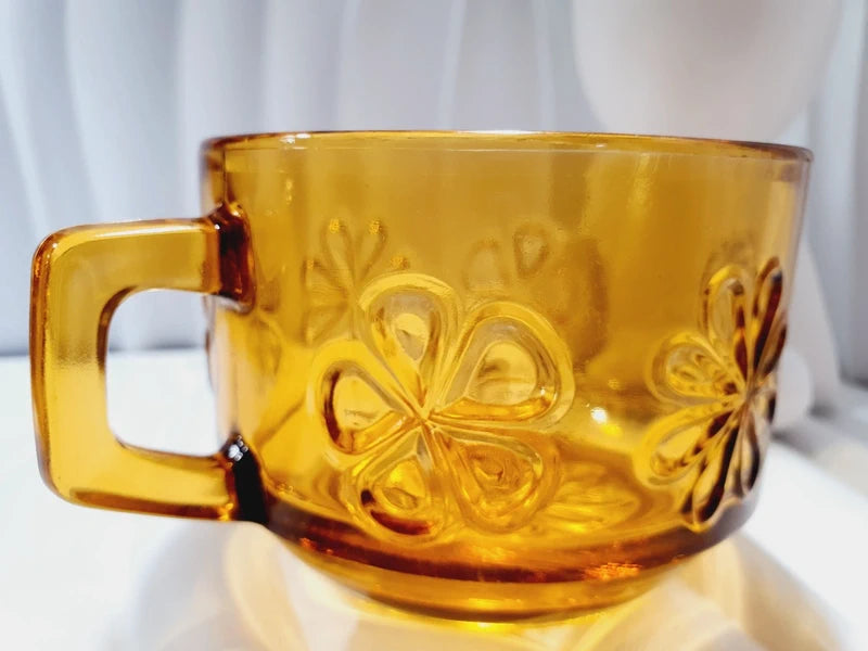 Duo de grandes tasses à café ou thé de couleur ambrée transparente en verre épais trempé, décoré de motifs de fleurs marguerites moulés en relief, marque Vereco France époque années 1970.