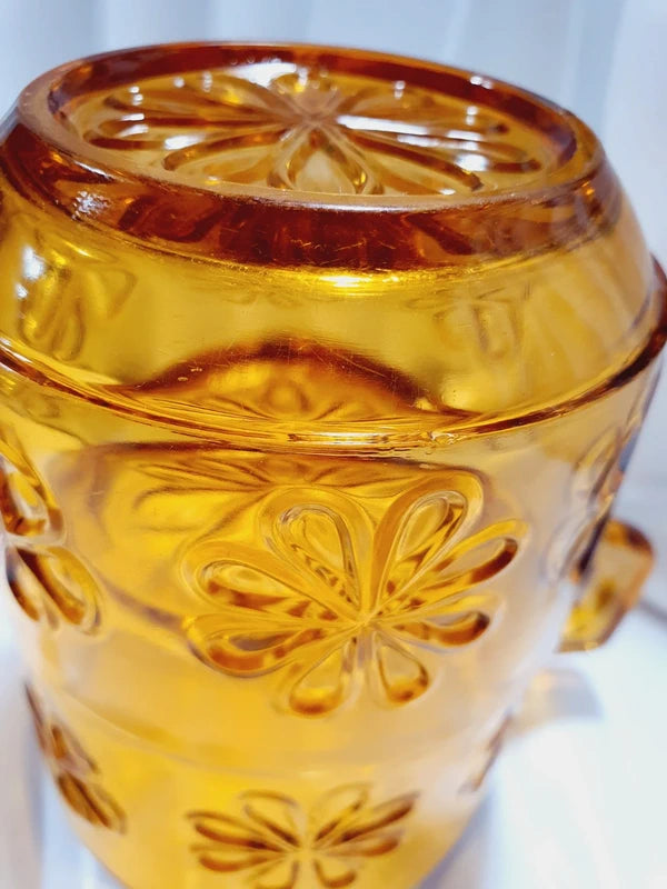 Duo de grandes tasses à café ou thé de couleur ambrée transparente en verre épais trempé, décoré de motifs de fleurs marguerites moulés en relief, marque Vereco France époque années 1970.