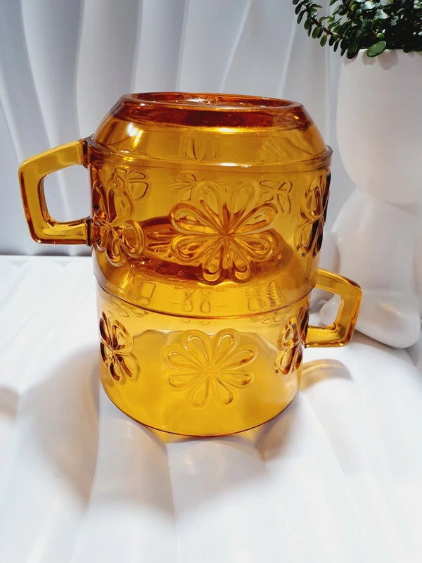 Duo de grandes tasses à café ou thé de couleur ambrée transparente en verre épais trempé, décoré de motifs de fleurs marguerites moulés en relief, marque Vereco France époque années 1970.