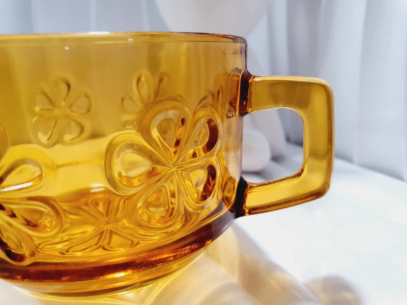 Duo de grandes tasses à café ou thé de couleur ambrée transparente en verre épais trempé, décoré de motifs de fleurs marguerites moulés en relief, marque Vereco France époque années 1970.