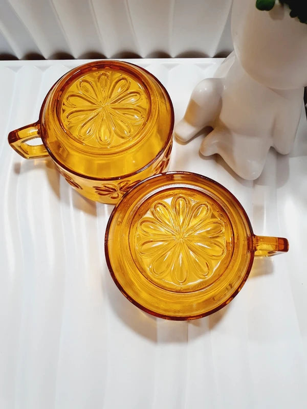 Lot de six tasses à café espresso empilables en verre trempé ambré transparent, ornées d'un motif de fleurs marguerites "Daisy" moulé en relief, marque Vereco France époque années 1970.