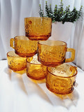 Lot de six tasses à café espresso empilables en verre trempé ambré transparent, ornées d'un motif de fleurs marguerites "Daisy" moulé en relief, marque Vereco France époque années 1970.