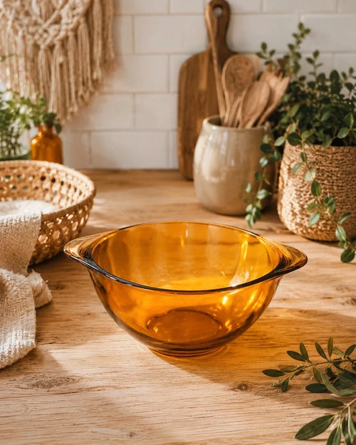 Bol écuelle à poignées latérales appelées oreilles en verre trempé ambré transparent, estampillé Vereco France, vaisselle de table rétro iconique des années 1970.