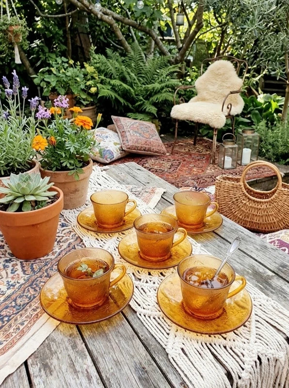 Service de tasses à café et sous-tasses assorties en verre trempé ambré transparent avec motifs de fleurs en relief et extérieur givré, marque Arcoroc France époque années 1970.