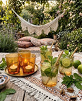 Lot de cinq verres gobelets et photophores vintage des années 1970 en verre épais teinté ambré transparent, avec une texture extérieure givrée effet écorce, style déco bohème chic.