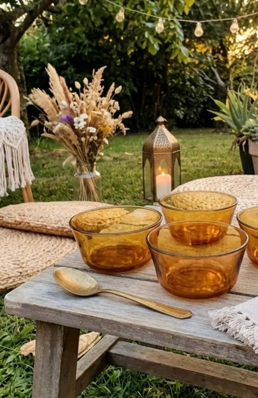 Lot de trois petits bols coupelles en verre trempé de couleur ambrée transparente, vaisselle de table de style pop épuré d'époque des années 1970 pour la décoration.